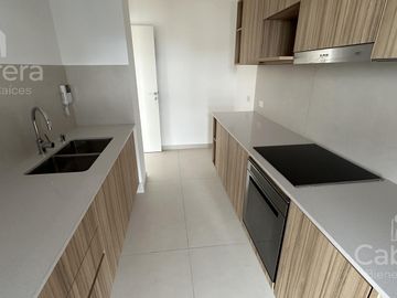 Venta de departamento de tres dormitorios con cochera