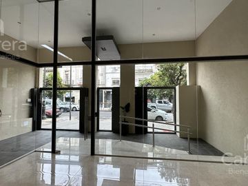 Venta de departamento de tres dormitorios con cochera
