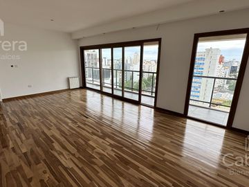 Venta de departamento de tres dormitorios con cochera