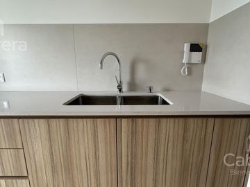 Venta de departamento de tres dormitorios con cochera