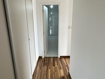 Venta de departamento de tres dormitorios con cochera