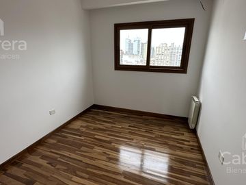 Venta de departamento de tres dormitorios con cochera