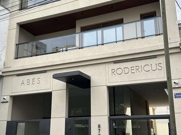 Venta de departamento de tres dormitorios con cochera