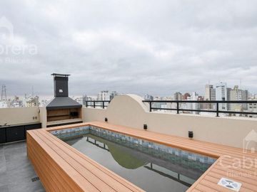 Venta de departamento de tres dormitorios con cochera