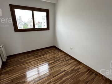 Venta de departamento de tres dormitorios con cochera