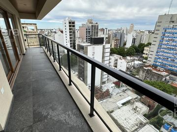 Venta de departamento de tres dormitorios con cochera