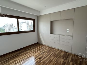 Venta de departamento de tres dormitorios con cochera