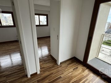 Venta de departamento de tres dormitorios con cochera