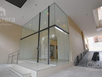 Venta de departamento de tres dormitorios con cochera