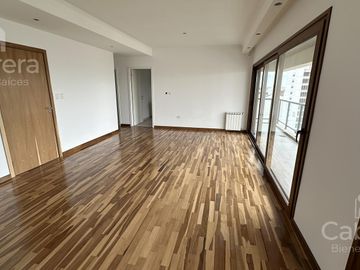 Venta de departamento de tres dormitorios con cochera