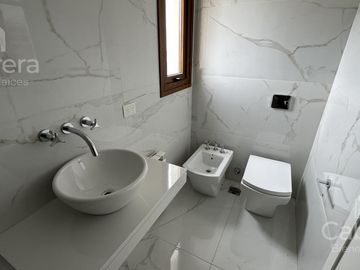 Venta de departamento de tres dormitorios con cochera