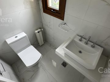 Venta de departamento de tres dormitorios con cochera