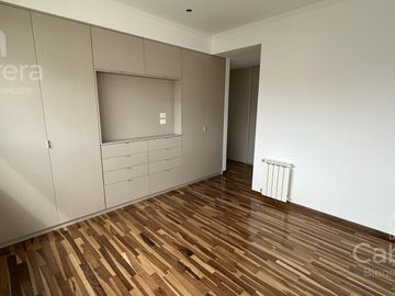 Venta de departamento de tres dormitorios con cochera