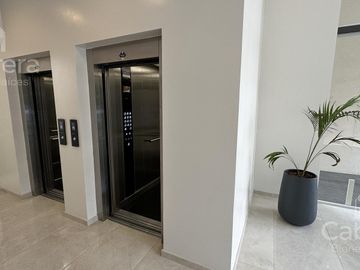 Venta de departamento de tres dormitorios con cochera