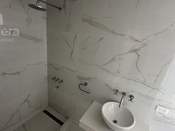 Venta de departamento de tres dormitorios con cochera