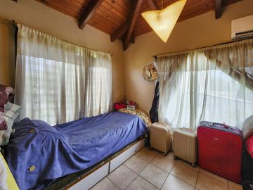 Casa de 4 dormitorios con amplio jardín y pileta en Funes, garita 6