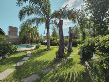 Casa de 4 dormitorios con amplio jardín y pileta en Funes, garita 6