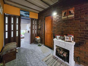 Casa de 4 dormitorios con amplio jardín y pileta en Funes, garita 6