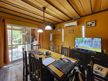 Casa de 4 dormitorios con amplio jardín y pileta en Funes, garita 6