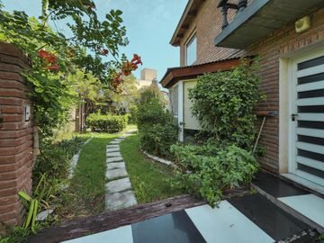 Casa de 4 dormitorios con amplio jardín y pileta en Funes, garita 6