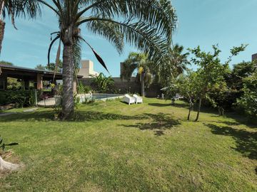 Casa de 4 dormitorios con amplio jardín y pileta en Funes, garita 6