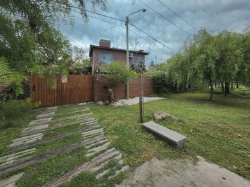 Casa de 4 dormitorios con amplio jardín y pileta en Funes, garita 6