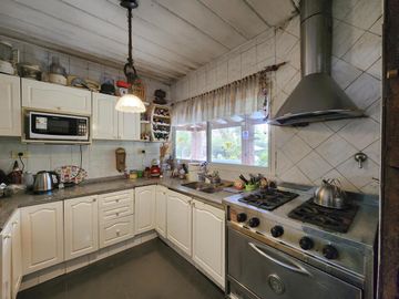 Casa de 4 dormitorios con amplio jardín y pileta en Funes, garita 6