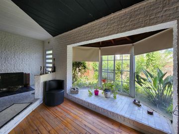 Casa de 4 dormitorios con amplio jardín y pileta en Funes, garita 6