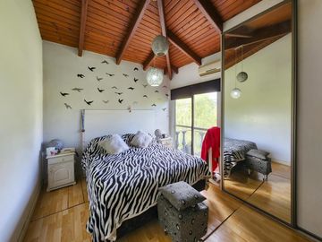 Casa de 4 dormitorios con amplio jardín y pileta en Funes, garita 6