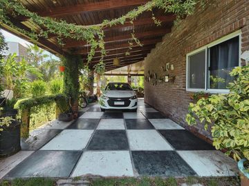 Casa de 4 dormitorios con amplio jardín y pileta en Funes, garita 6