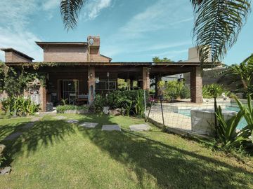 Casa de 4 dormitorios con amplio jardín y pileta en Funes, garita 6