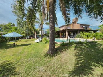 Casa de 4 dormitorios con amplio jardín y pileta en Funes, garita 6