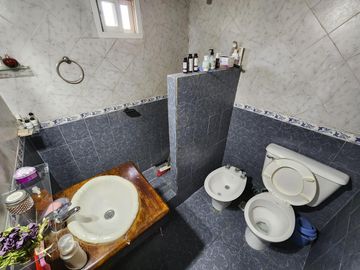 Casa de 4 dormitorios con amplio jardín y pileta en Funes, garita 6