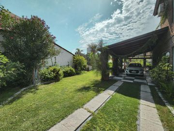 Casa de 4 dormitorios con amplio jardín y pileta en Funes, garita 6