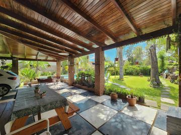 Casa de 4 dormitorios con amplio jardín y pileta en Funes, garita 6