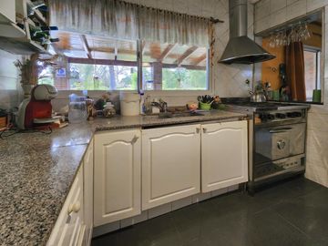 Casa de 4 dormitorios con amplio jardín y pileta en Funes, garita 6