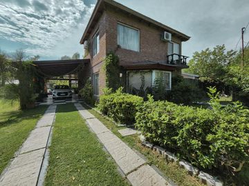 Casa de 4 dormitorios con amplio jardín y pileta en Funes, garita 6