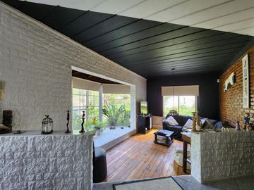 Casa de 4 dormitorios con amplio jardín y pileta en Funes, garita 6