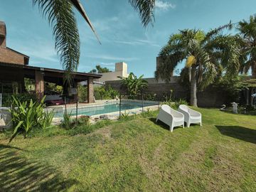 Casa de 4 dormitorios con amplio jardín y pileta en Funes, garita 6