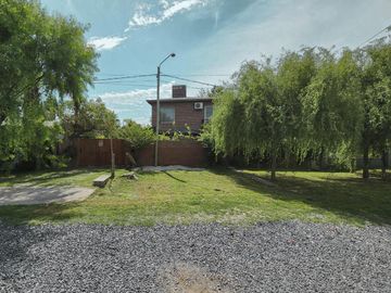 Casa de 4 dormitorios con amplio jardín y pileta en Funes, garita 6