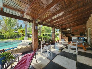 Casa de 4 dormitorios con amplio jardín y pileta en Funes, garita 6