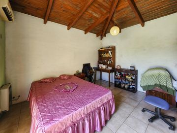 Casa de 4 dormitorios con amplio jardín y pileta en Funes, garita 6