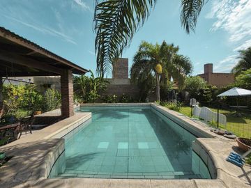 Casa de 4 dormitorios con amplio jardín y pileta en Funes, garita 6