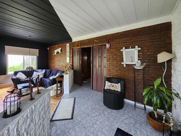 Casa de 4 dormitorios con amplio jardín y pileta en Funes, garita 6