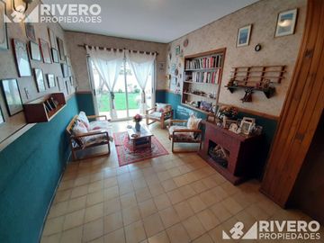 CASA EN VENTA EN CASTELAR NORTE - EXCELENTE UBICACIÓN