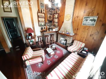 CASA EN VENTA EN CASTELAR NORTE - EXCELENTE UBICACIÓN