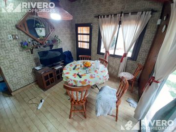 CASA EN VENTA EN CASTELAR NORTE - EXCELENTE UBICACIÓN