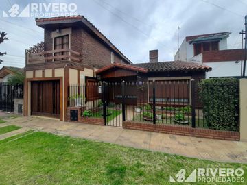 CASA EN VENTA EN CASTELAR NORTE - EXCELENTE UBICACIÓN
