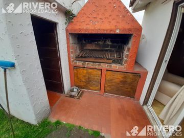 CASA EN VENTA EN CASTELAR NORTE - EXCELENTE UBICACIÓN