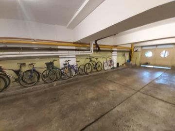 PISO DE 3 AMBIENTES CON DEPENDENCIA, BALCÓN CORRIDO Y ESPACIO GUARDACOCHE!!